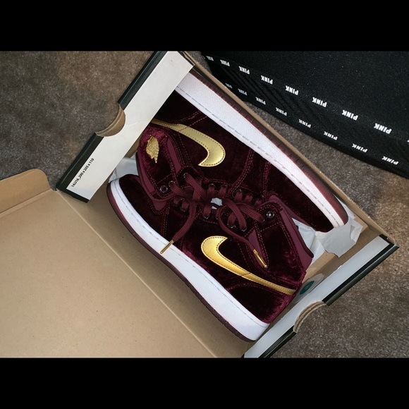 Kids size 5-5.5 Jordan’s & foams - Picture 7 of 7